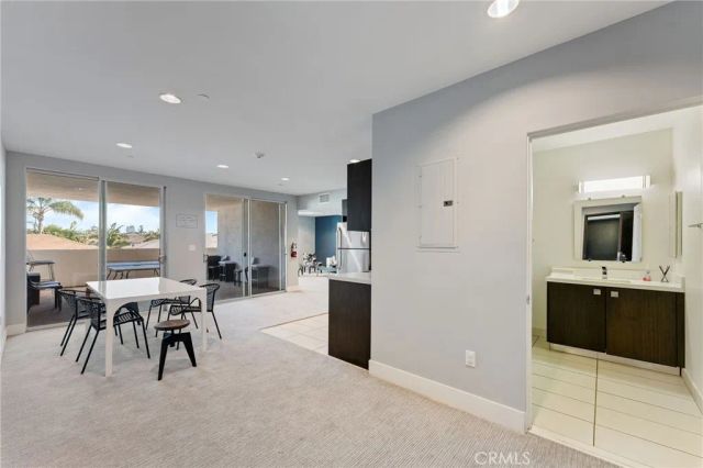 118 N Kings Rd 201, Los Angeles, CA 90048