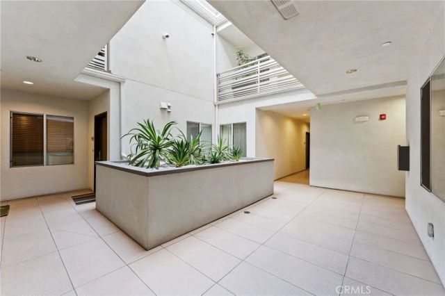 118 N Kings Rd 201, Los Angeles, CA 90048