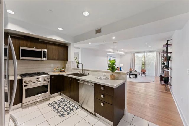 118 N Kings Rd 201, Los Angeles, CA 90048