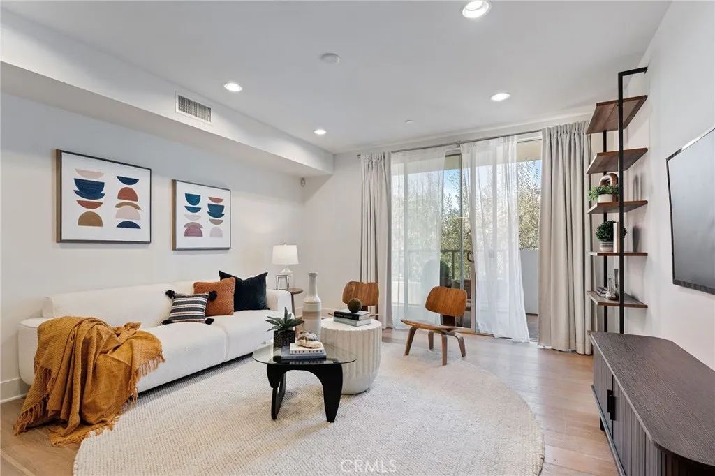 118 N Kings Rd 201, Los Angeles, CA 90048