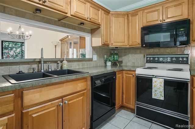 17973 University Park Drive, Livonia, MI 48152