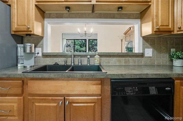 17973 University Park Drive, Livonia, MI 48152