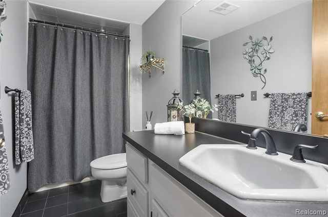 17973 University Park Drive, Livonia, MI 48152