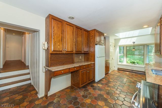 174 Pines Lake Dr E, Wayne Twp., NJ 07470