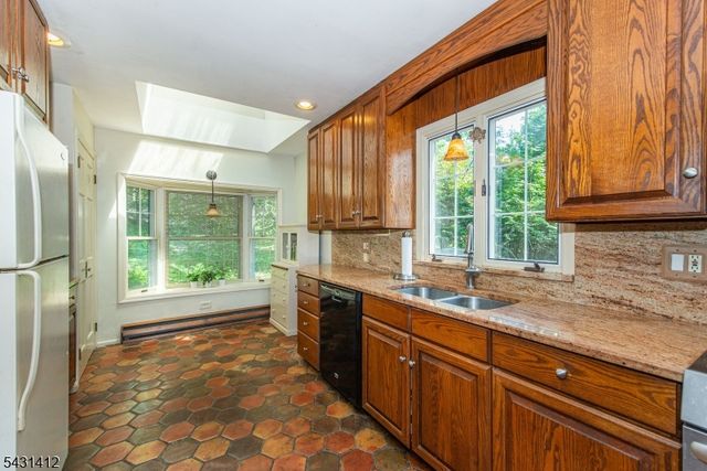 174 Pines Lake Dr E, Wayne Twp., NJ 07470