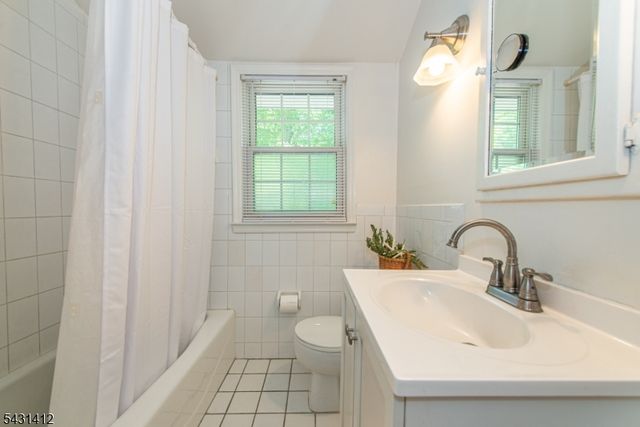 174 Pines Lake Dr E, Wayne Twp., NJ 07470