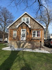 920 N Madison Street, Woodstock, IL 60098