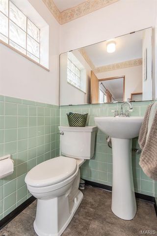 8408 Hawkesbury Drive, St Louis, MO 63121