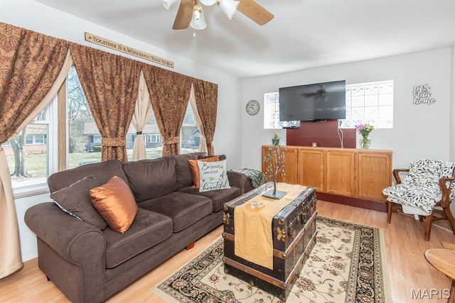 8408 Hawkesbury Drive, St Louis, MO 63121