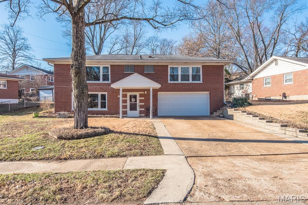 8408 Hawkesbury Drive, St Louis, MO 63121