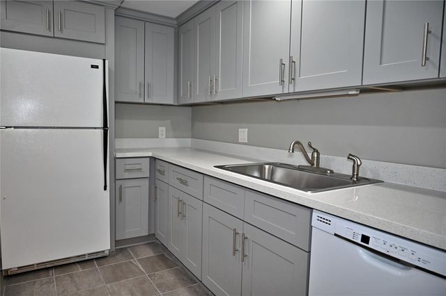 624 S Ripple Creek Drive 624, Houston, TX 77057