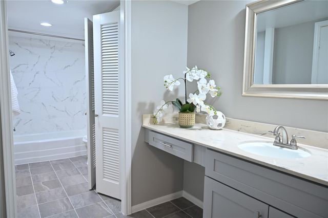 624 S Ripple Creek Drive 624, Houston, TX 77057