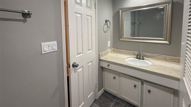 624 S Ripple Creek Drive 624, Houston, TX 77057