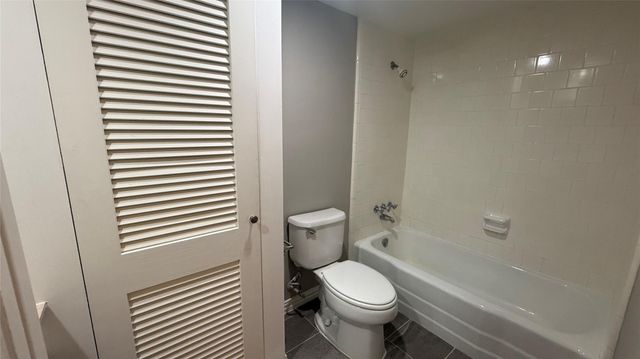 624 S Ripple Creek Drive 624, Houston, TX 77057