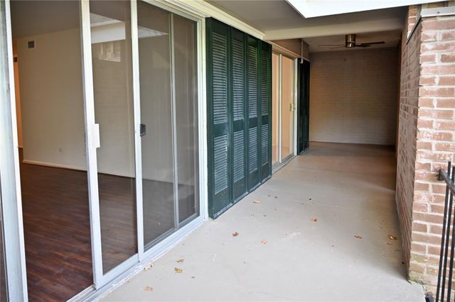 624 S Ripple Creek Drive 624, Houston, TX 77057
