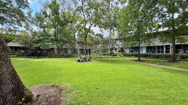 624 S Ripple Creek Drive 624, Houston, TX 77057