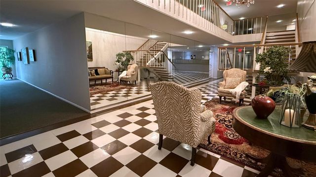 624 S Ripple Creek Drive 624, Houston, TX 77057