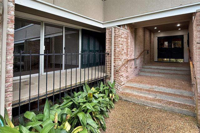624 S Ripple Creek Drive 624, Houston, TX 77057