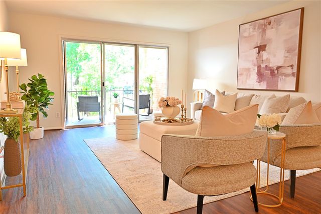 624 S Ripple Creek Drive 624, Houston, TX 77057