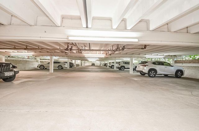 624 S Ripple Creek Drive 624, Houston, TX 77057