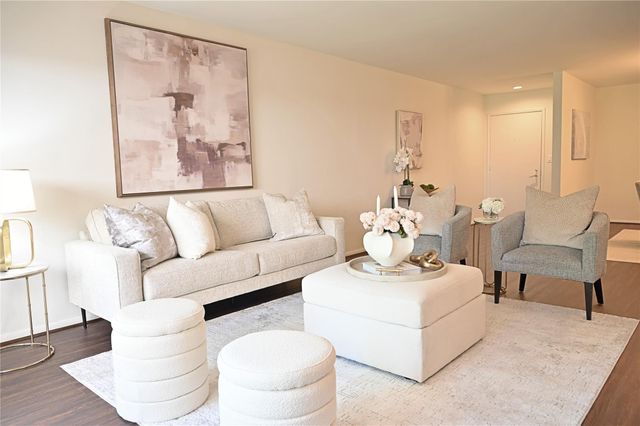 624 S Ripple Creek Drive 624, Houston, TX 77057