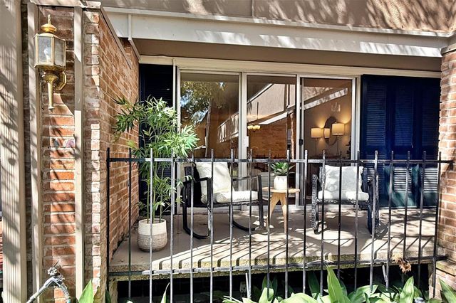 624 S Ripple Creek Drive 624, Houston, TX 77057