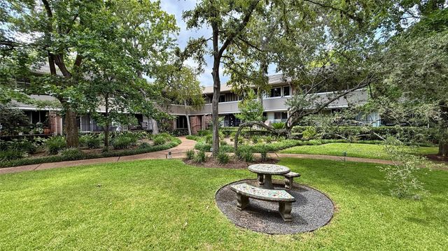 624 S Ripple Creek Drive 624, Houston, TX 77057