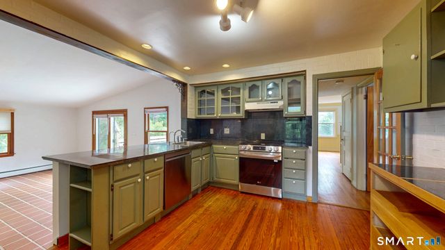 895 Hartford Turnpike, Hamden, CT 06517