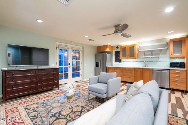 1615 Palmcroft Way SE, Phoenix, AZ 85007