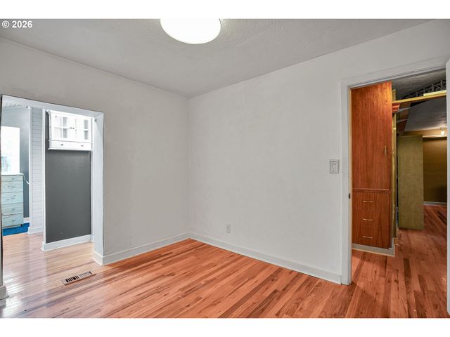 12030 Ne RUSSELL St, Portland, OR 97220