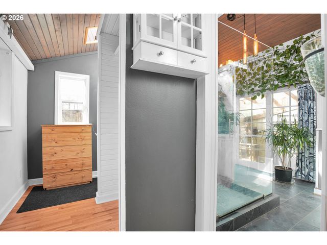 12030 Ne RUSSELL St, Portland, OR 97220