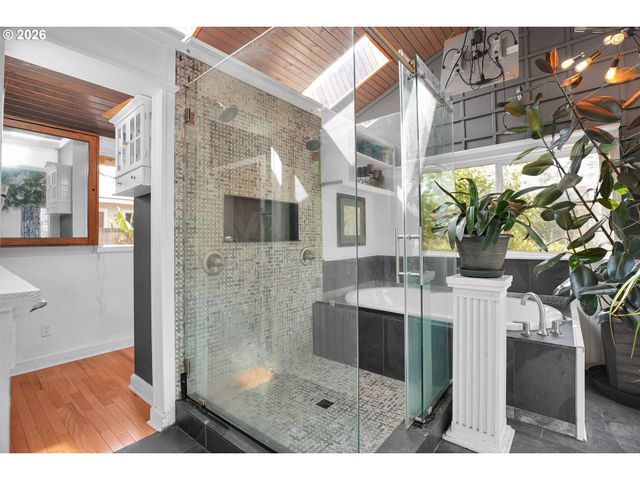 12030 Ne RUSSELL St, Portland, OR 97220