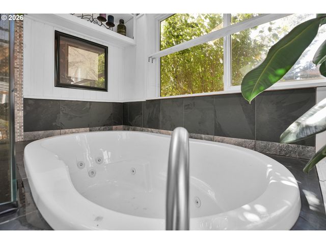 12030 Ne RUSSELL St, Portland, OR 97220