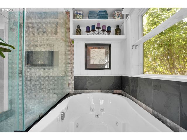 12030 Ne RUSSELL St, Portland, OR 97220