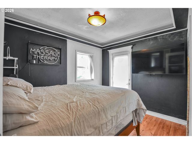 12030 Ne RUSSELL St, Portland, OR 97220