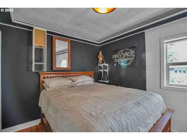 12030 Ne RUSSELL St, Portland, OR 97220