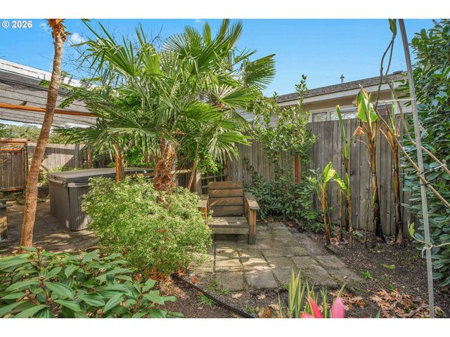 12030 Ne RUSSELL St, Portland, OR 97220