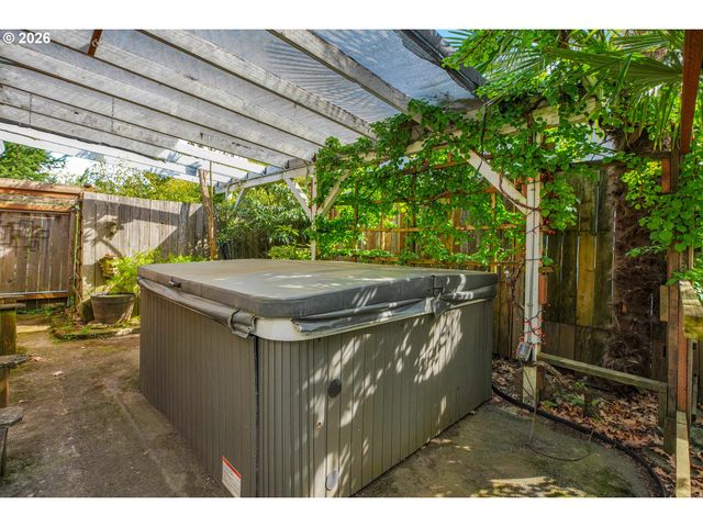 12030 Ne RUSSELL St, Portland, OR 97220