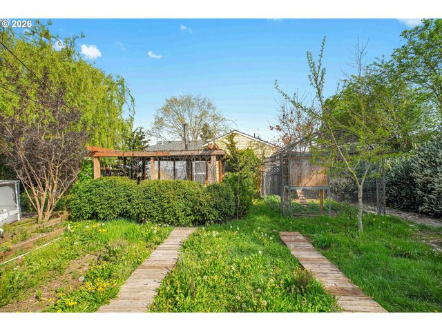 12030 Ne RUSSELL St, Portland, OR 97220