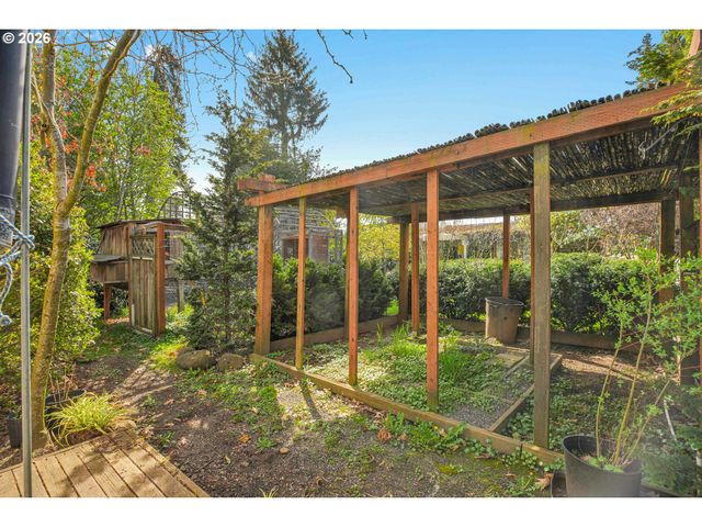 12030 Ne RUSSELL St, Portland, OR 97220