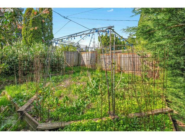 12030 Ne RUSSELL St, Portland, OR 97220