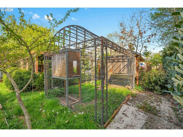 12030 Ne RUSSELL St, Portland, OR 97220