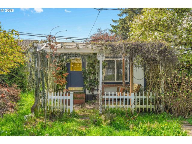 12030 Ne RUSSELL St, Portland, OR 97220