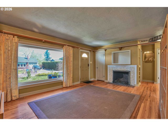 12030 Ne RUSSELL St, Portland, OR 97220