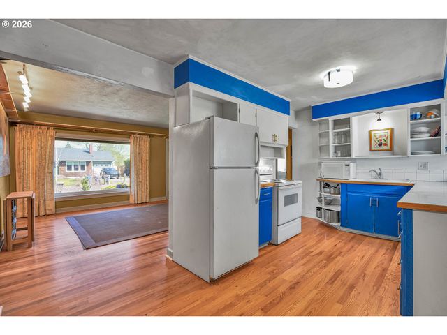 12030 Ne RUSSELL St, Portland, OR 97220