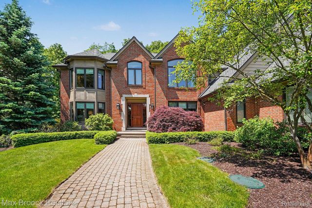 1300 Oak Hollow Drive, Milford Charter Township, MI 48380