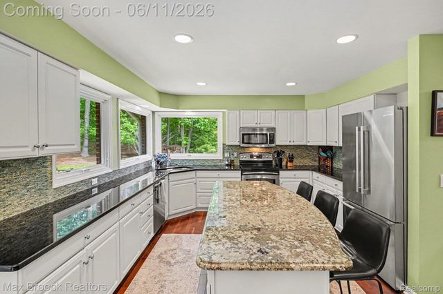 1300 Oak Hollow Drive, Milford Charter Township, MI 48380