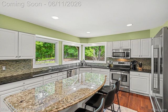 1300 Oak Hollow Drive, Milford Charter Township, MI 48380