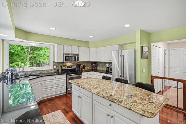 1300 Oak Hollow Drive, Milford Charter Township, MI 48380