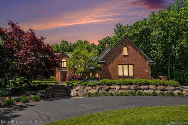 1300 Oak Hollow Drive, Milford Charter Township, MI 48380